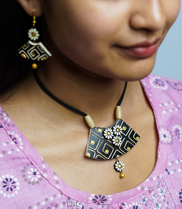 Black & Gold Tribal Daisy Terracotta Set